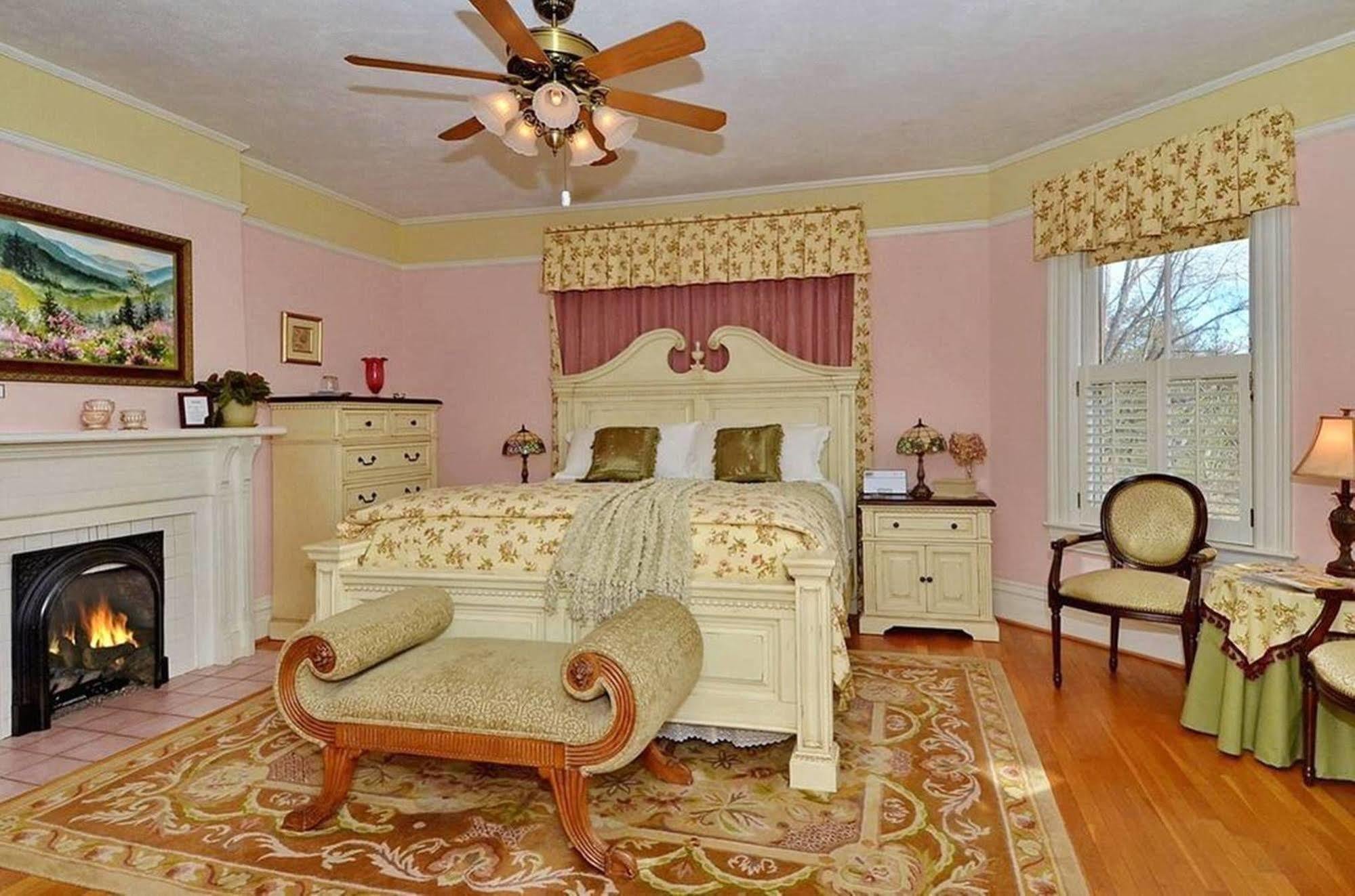 Oak Hill On Love Lane Bed And Breakfast Inn Waynesville Ngoại thất bức ảnh