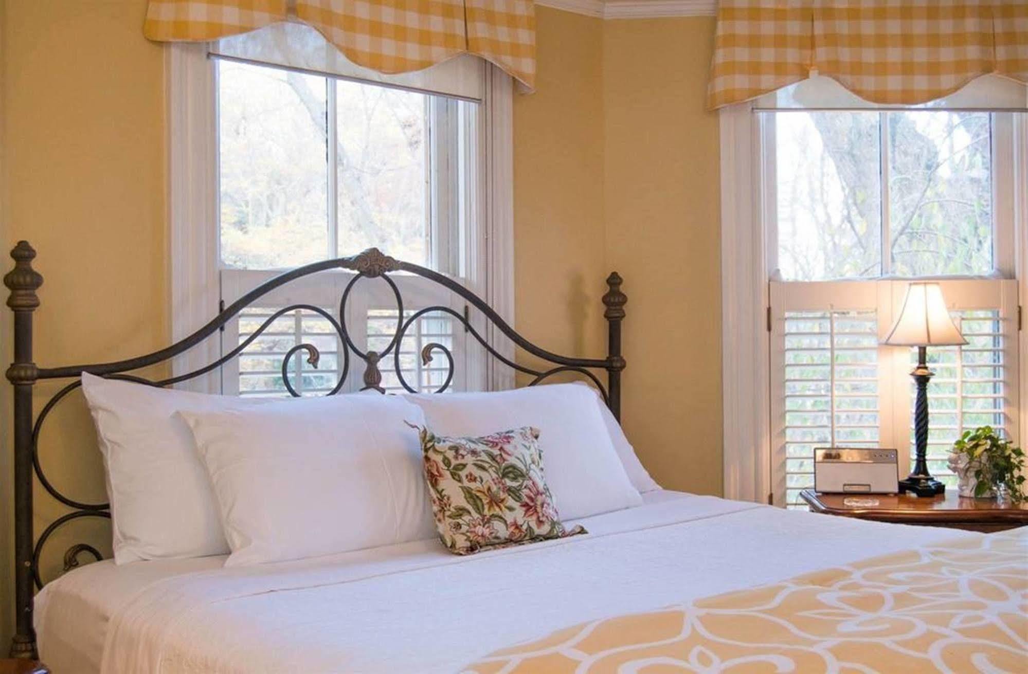 Oak Hill On Love Lane Bed And Breakfast Inn Waynesville Ngoại thất bức ảnh
