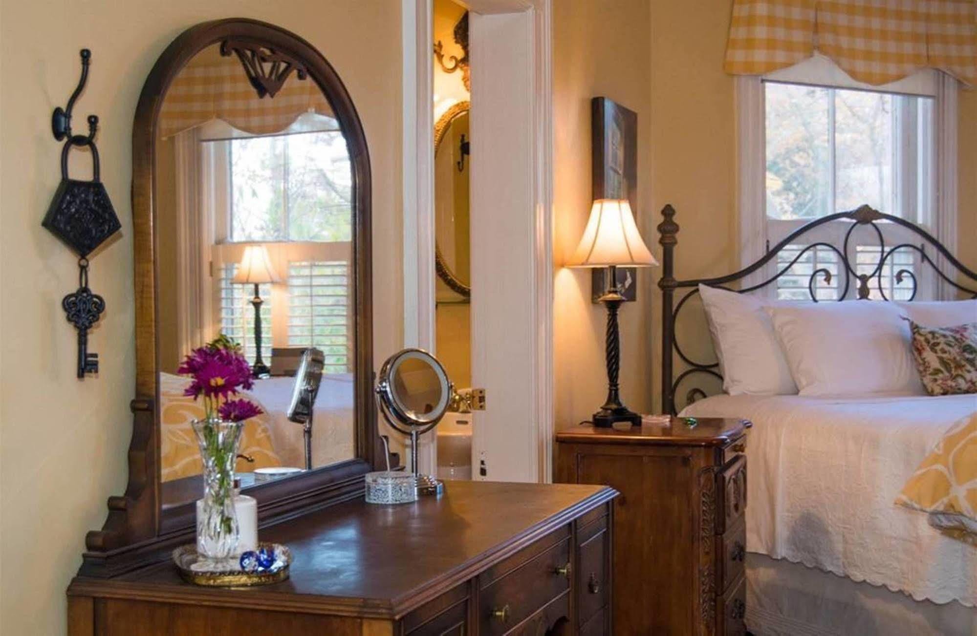 Oak Hill On Love Lane Bed And Breakfast Inn Waynesville Ngoại thất bức ảnh