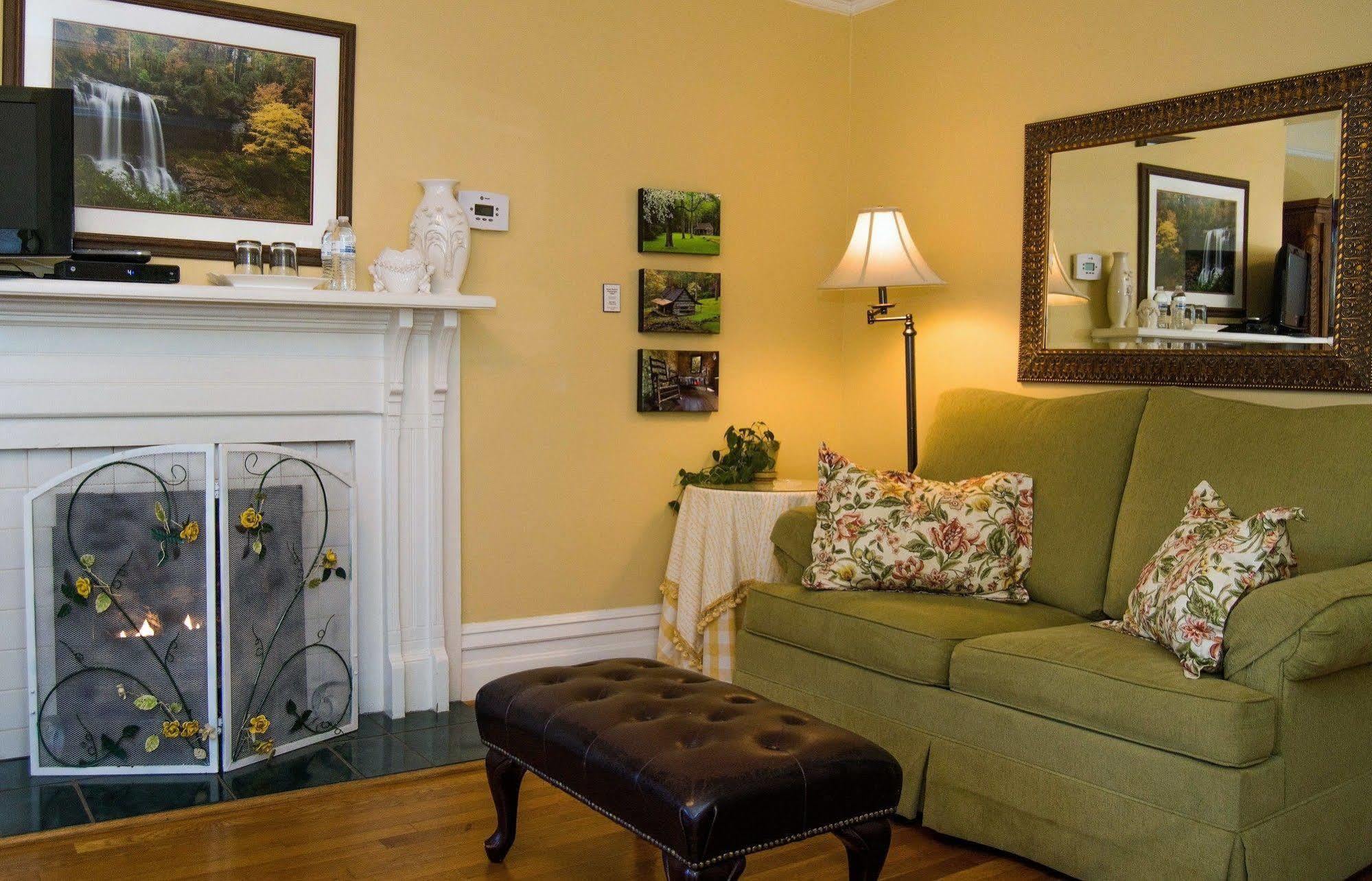 Oak Hill On Love Lane Bed And Breakfast Inn Waynesville Ngoại thất bức ảnh