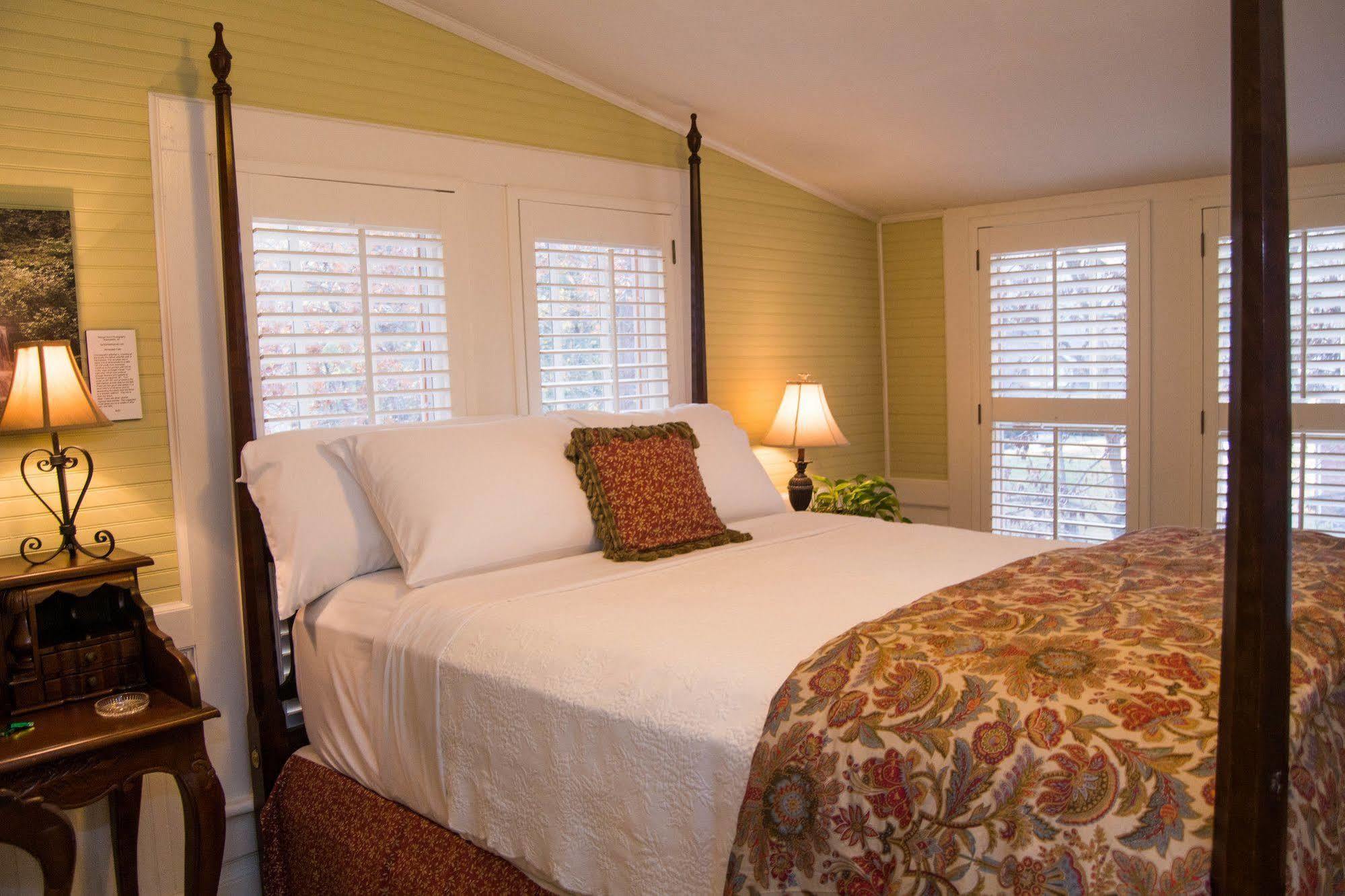 Oak Hill On Love Lane Bed And Breakfast Inn Waynesville Ngoại thất bức ảnh